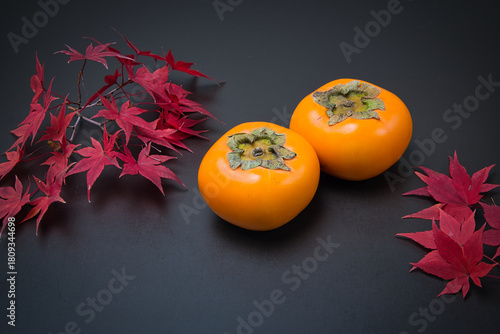 美しく紅葉したもみじの葉と秋の代表的な果物の柿