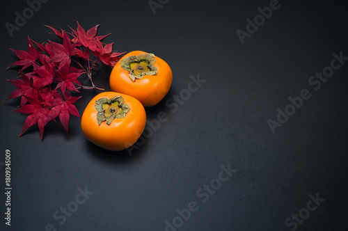 美しく紅葉したもみじの葉と秋の代表的な果物の柿