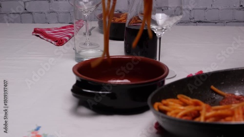 Wallpaper Mural Il cuoco impiatta i bucatini all'amatriciana prendendoli dalla padella Torontodigital.ca