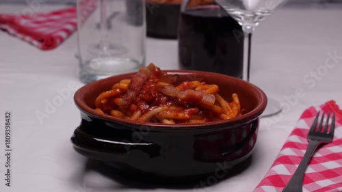 Wallpaper Mural Persona mette i pezzetti di guanciale sulla pasta  Torontodigital.ca