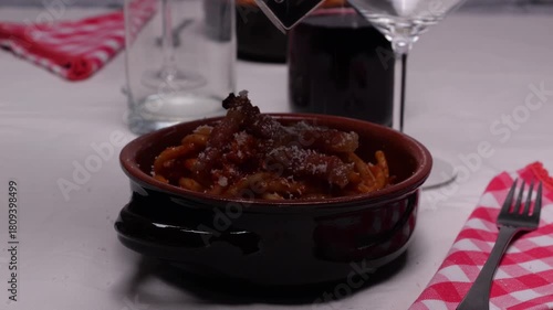 Wallpaper Mural Cuoco grattugia il pecorino sulla pasta al sugo Torontodigital.ca