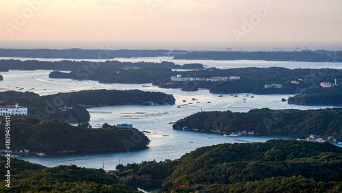 英虞湾に浮かぶ志摩半島の美しい島々を一望する横山展望台からの眺め