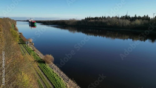 Containerschiff Marburg fährt durch den Nord-Ostsee-Kanal