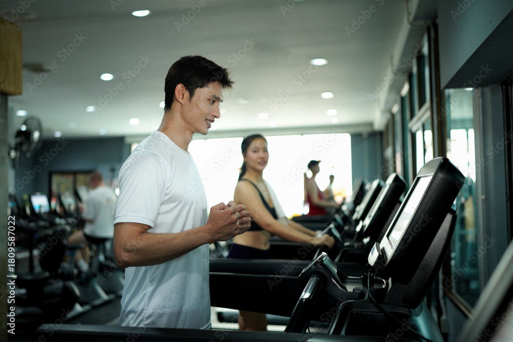 Obraz premium gym sport fitness exercise health healthy man treadmill training running equipment fit machine active workout body woman activity athlete cardio run club