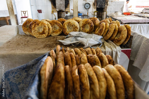 Fotografie Tashkent, Uzbekistan - August, 2025: tandyr nan of Chorsu Market