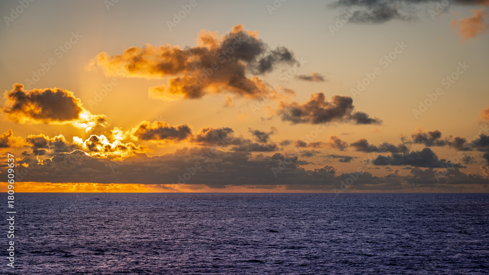 Naklejka premium A Glow at Dusk