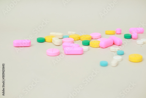Foto Colorful Medicine Pills on a Neutral Background for Health and Wellness Content