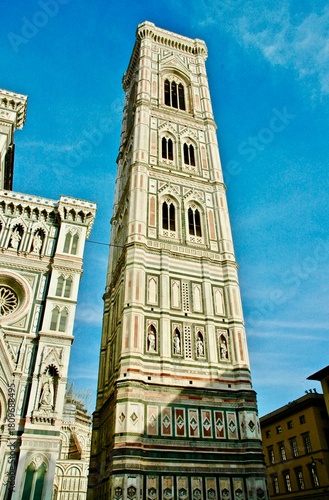 immagine del campanile di Giotto. Visto da vicini ed in tutta la sua lunghezza . Opera magnifica.