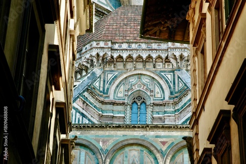 cupola del Duomo di Firenze visto da strade secondarie che si incrociano con  il Duomo