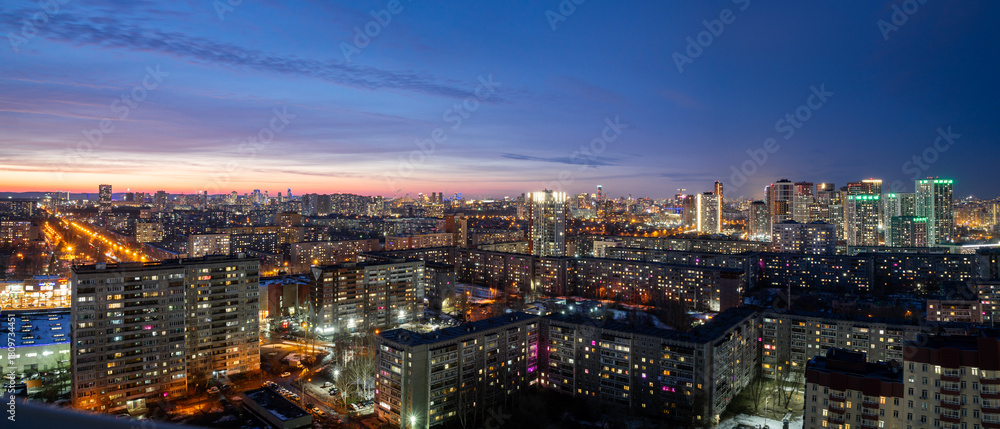 Obraz premium Dawn clouds over the metropolis of early sunset