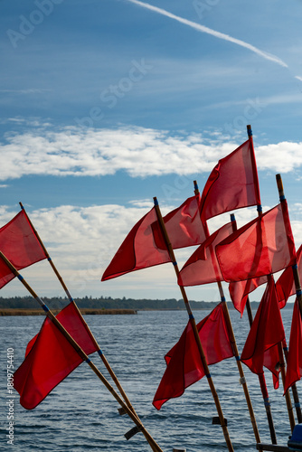 Markierungsfahnen am Haff
