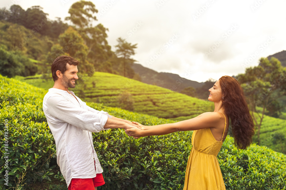 Obraz premium Couple of Travelers in Love in Front of Nature Background Tea Plantations