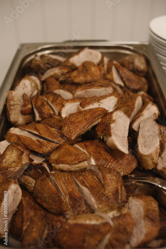 Entenbrust in Schüssel angerichtet