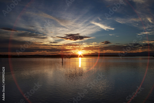 Billede på lærred panoramica di un ambiente marino lagunare tranquillo, in estate, al tramonto, co
