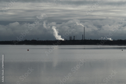 Rauchende Industrieanlage an Seenlandschaft Geester See im Emsland