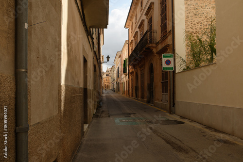 Fototapeta Naklejka Na Ścianę i Meble -  old buildings and small streets in Arta, Mallorca (Spain)