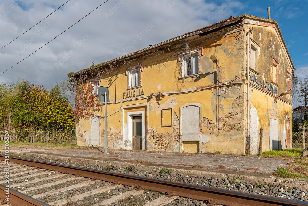 Obraz premium The old, abandoned Fauglia Lorenzana station in Acciaiolo, Pisa, Italy