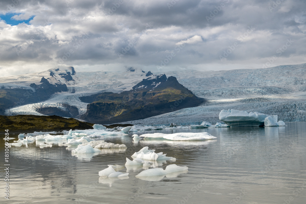 Naklejka premium Floating icebergs in Fjallsarlon lagooin in Vatnajokull National Park