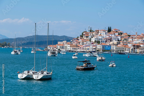 Fototapeta Naklejka Na Ścianę i Meble -  Paisaje con veleros y vistas a la isla de Poros, Grecia