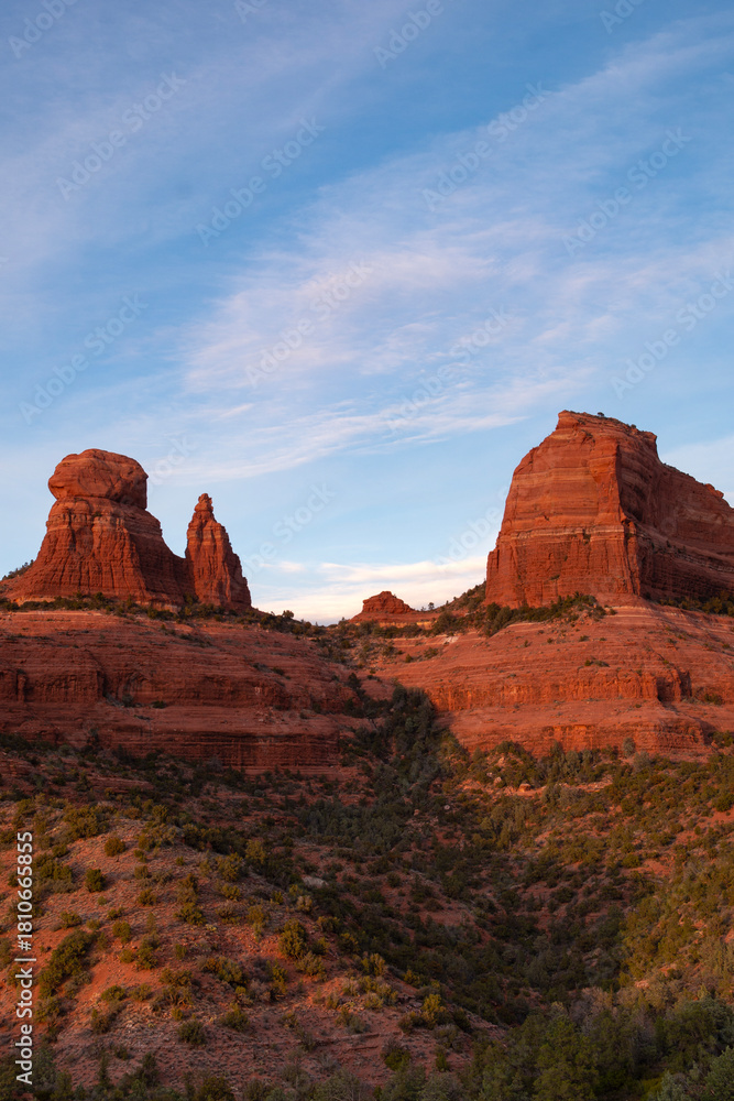 Fototapeta premium iconic Sedona red rock mountains
