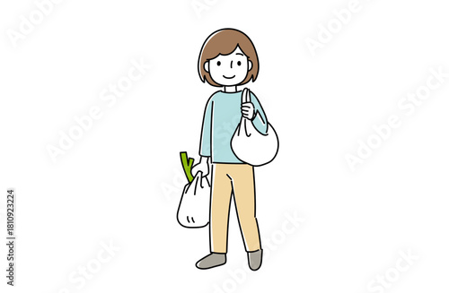 買い物袋を持って歩く女性