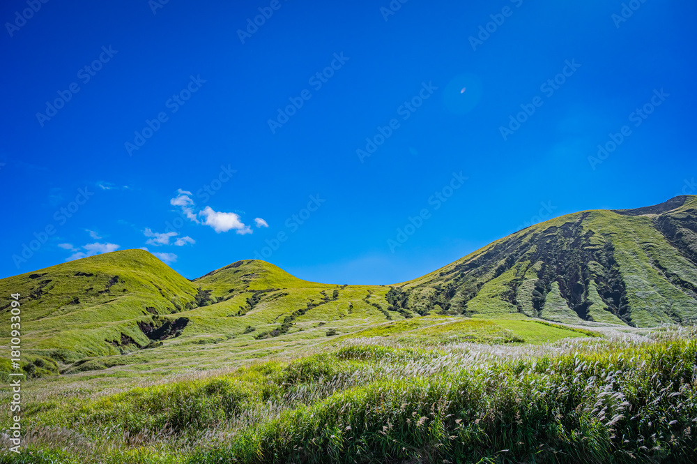 Fototapeta premium 快晴の阿蘇くじゅう国立公園の絶景 Clear Sky Landscape of Aso Kuju National Park