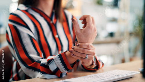 Foto Tech, woman and hands in office with wrist pain from fatigue, fibromyalgia and joint inflammation
