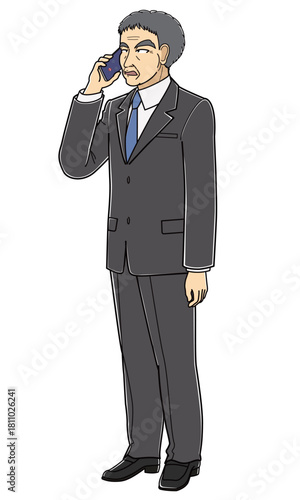 スマートフォンで電話しているスーツの中年男性