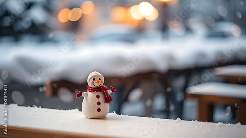 눈오는 창가에 서있는 눈사람 인형하나 A snowman doll standing by a snowy window