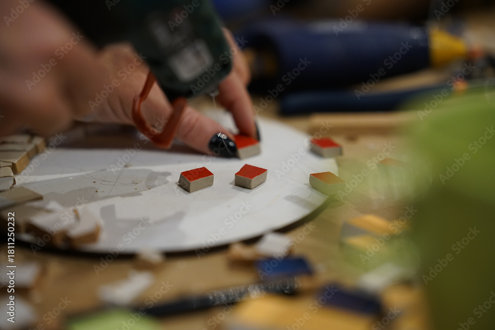 Obraz premium Making mosaic during artistic workshop.