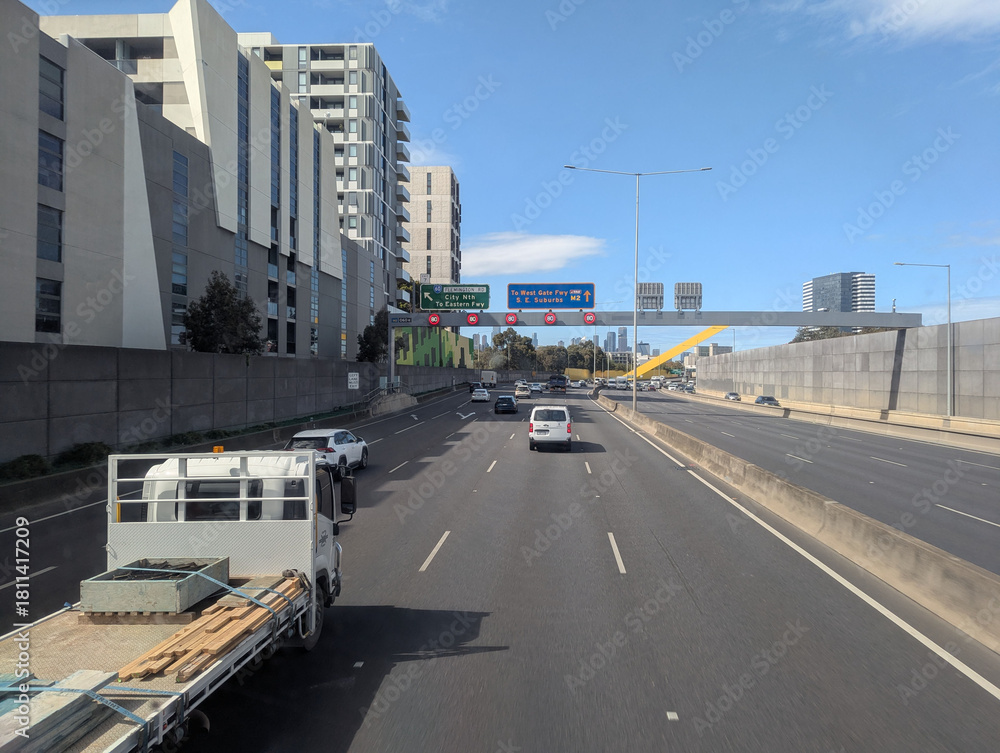 Obraz premium The main freeway linking the Tullamarine Airport to the city of Melbourne, Victoria, Australia. 