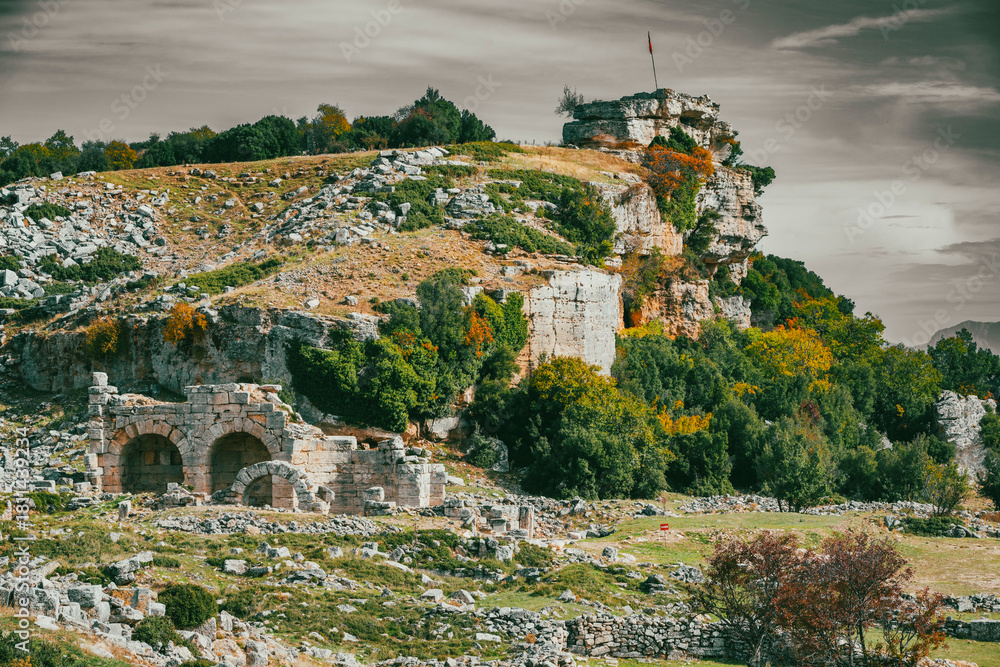 Obraz premium Cremna or Kremna (Ancient Greek: Κρῆμνα), was an ancient town in Pisidia. It is situated in the district of Bucak. It stands in a remote valley on a high plateau dominating the ancient Cestrus River