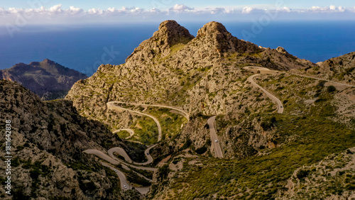 Photography Las carreteras de la Sierra de Tramuntana, en Mallorca, recorren un espectacular paisaje de montañas, valles y acantilados con vistas al mar Mediterráneo