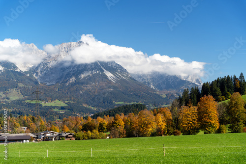 Herbstliche Landschaft am Wilden Kaiser in Österreich