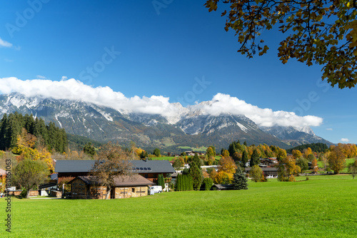 Blick auf die Berge am Wilden Kaiser bei Söll in Österreich an einem sonnigen Herbsttag