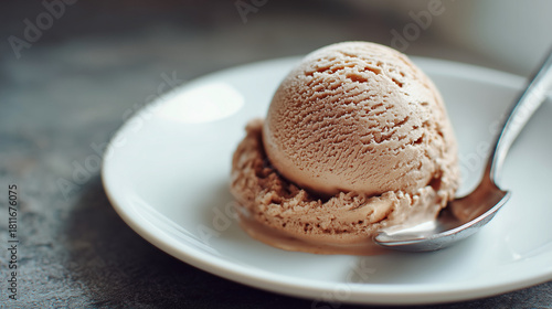 香ばしいほうじ茶の風味を閉じ込めた茶色いアイスクリームスクープとスプーン