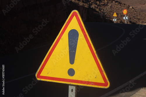 Foto Yellow Danger Warning Sign, Exclamation Mark Sign