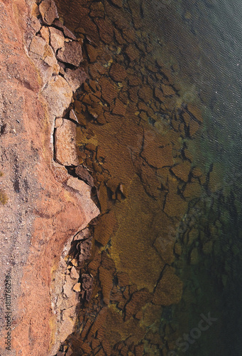 DRONE SOBRE LAGO, MARI MENUCO . PATAGONIA ARGENTINA 