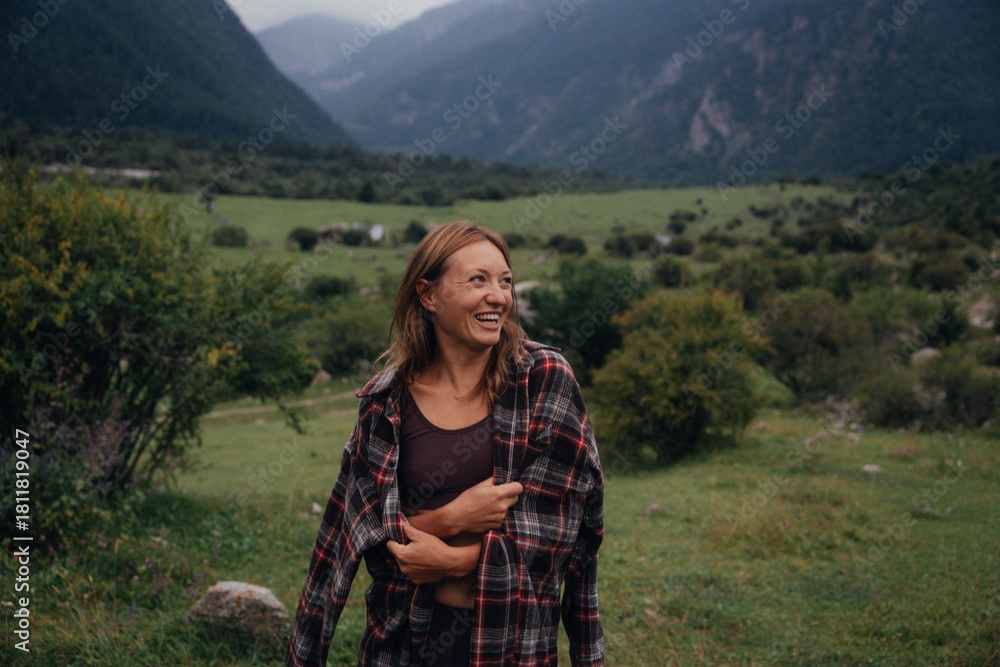 Naklejka premium hopeful female hiker amidst panoramic scenery, panoramic valley scene with reflective adventurous woman