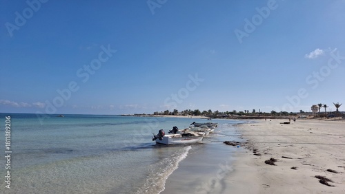 Bateaux le long de la plage