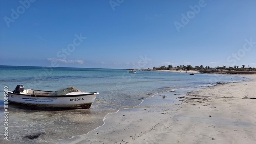 Plage sable fin avec un bateau