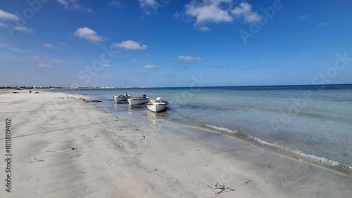Plage sable fin avec 3 bateaux