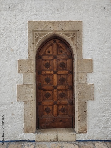 puerta labrada de madera