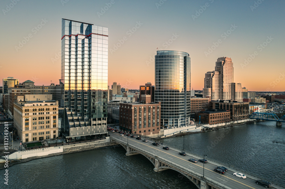 Naklejka premium Evening in Downtown Grand Rapids Michigan
