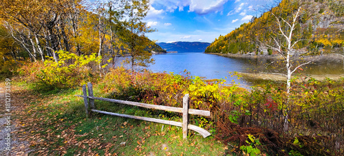 Rivière Petit Saguenay vue de la rue du quai au Québec, Canada