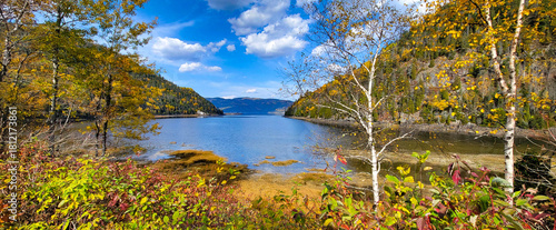 Rivière Petit Saguenay vue de la rue du quai au Québec, Canada