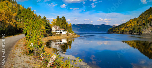 Fototapeta Naklejka Na Ścianę i Meble -  Rivière Petit Saguenay vue de la rue du quai au Québec, Canada