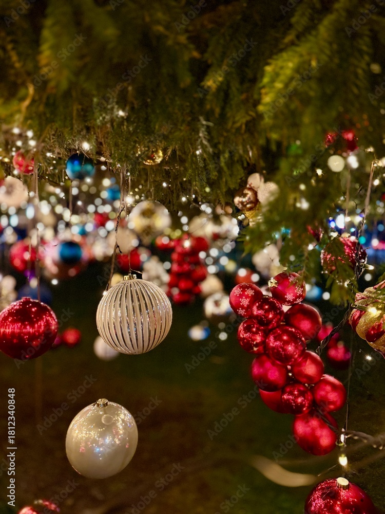 Obraz premium Christmas tree decorations on a branch