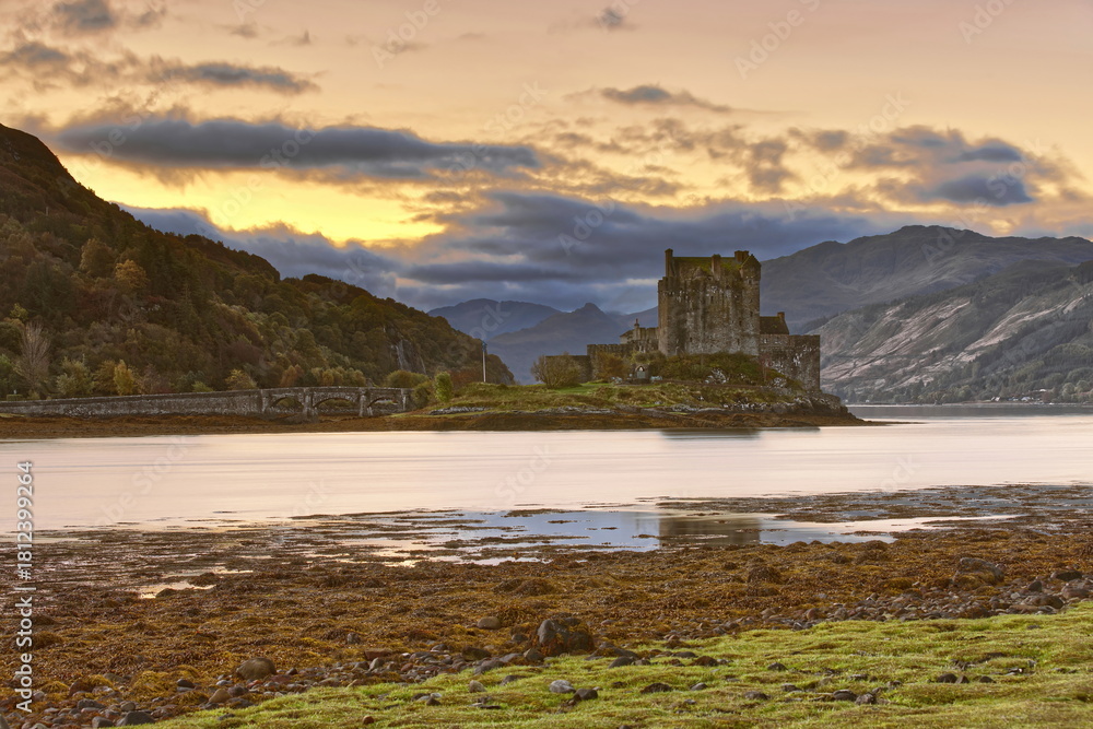 Fototapeta premium Colorful dawn over Eilean Donan tidal island and its XIII-XX c.