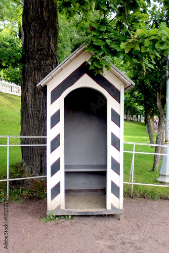 Canvastavla The historic guard booth stands in the imperial garden.